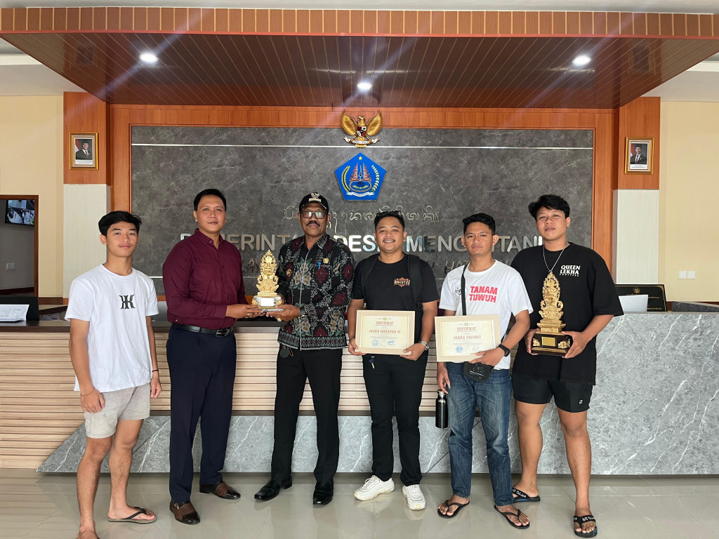 Penyerahan Piala lomba baleganjur bebarongan se-Bali (Starfest) oleh Sekha Satya Gita Budaya ke Kantor Perbekel Mengwitani dan disambut hangat langsung oleh Bapak Perbekel Mengwitani.